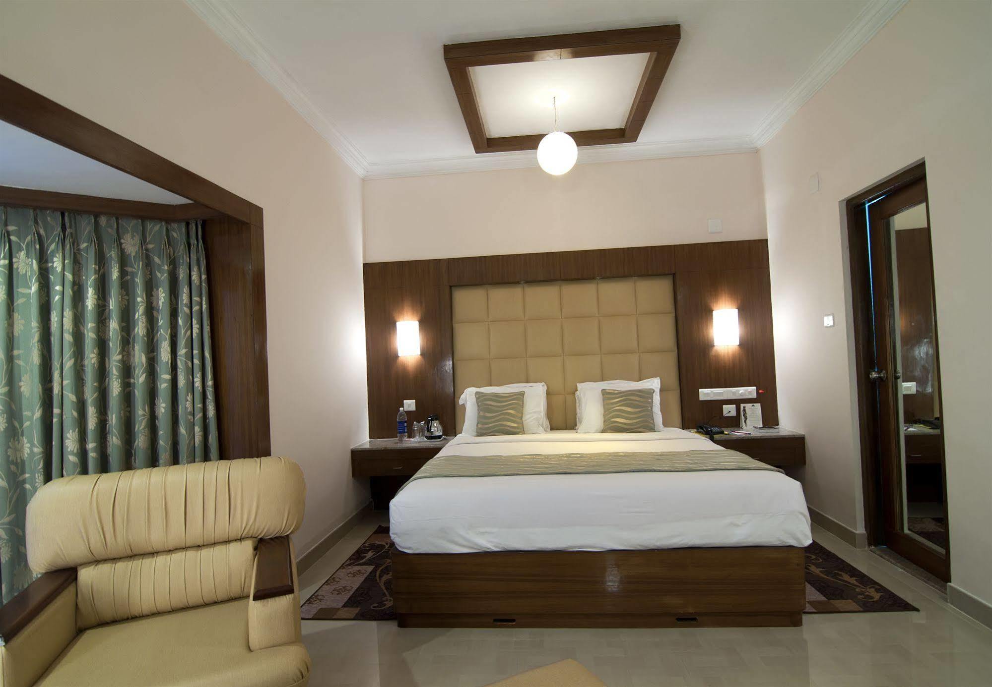 Velan Hotel Greenfields Tirupur Esterno foto