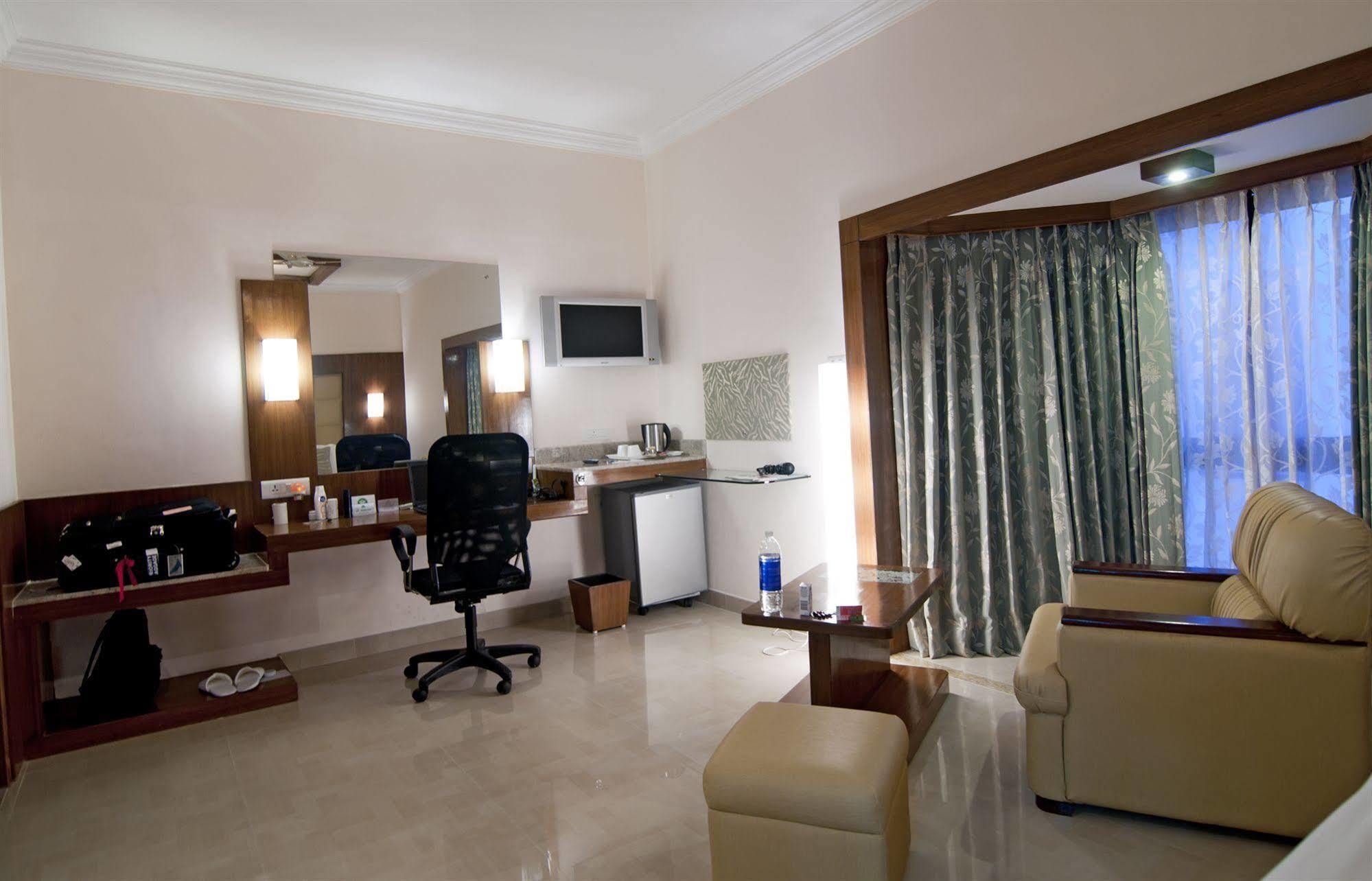 Velan Hotel Greenfields Tirupur Esterno foto